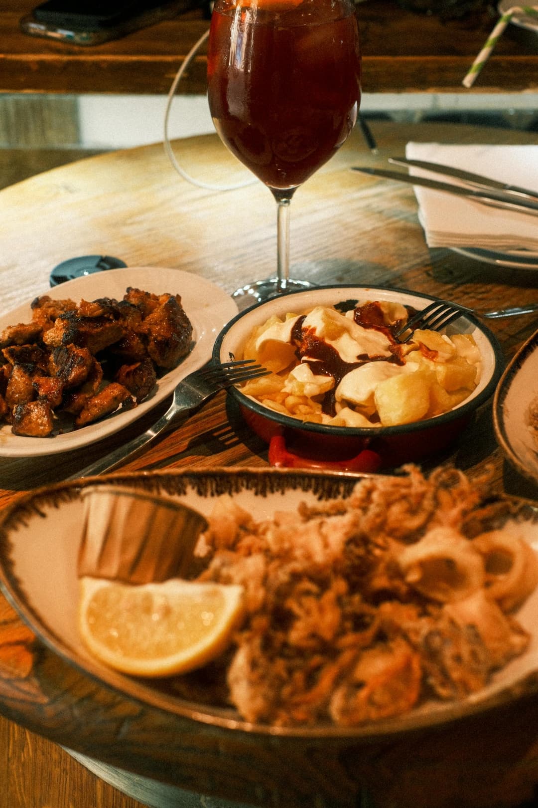 Tapas und Sangria auf rustikalem Holztisch - Buena Vista Bar