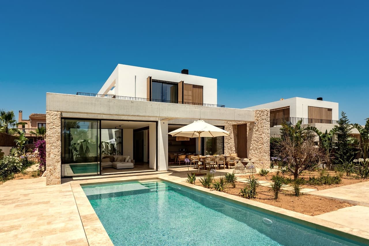 Moderne Villa mit Pool und Garten