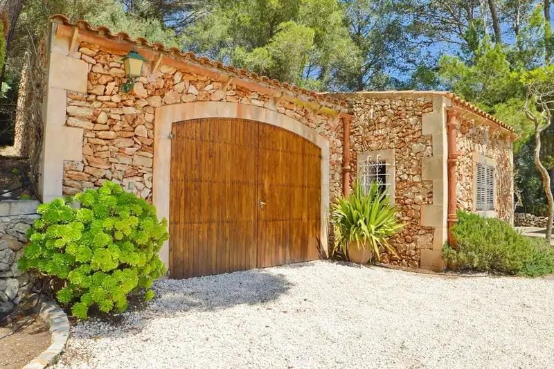 Funktionale Garage – Charme einer mallorquinischen Finca