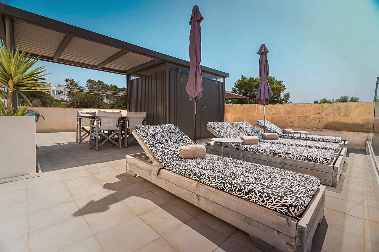 Sonniges Domizil mit Dachterrasse, Meerblick und Vermietungslizenz in Cala Llombards