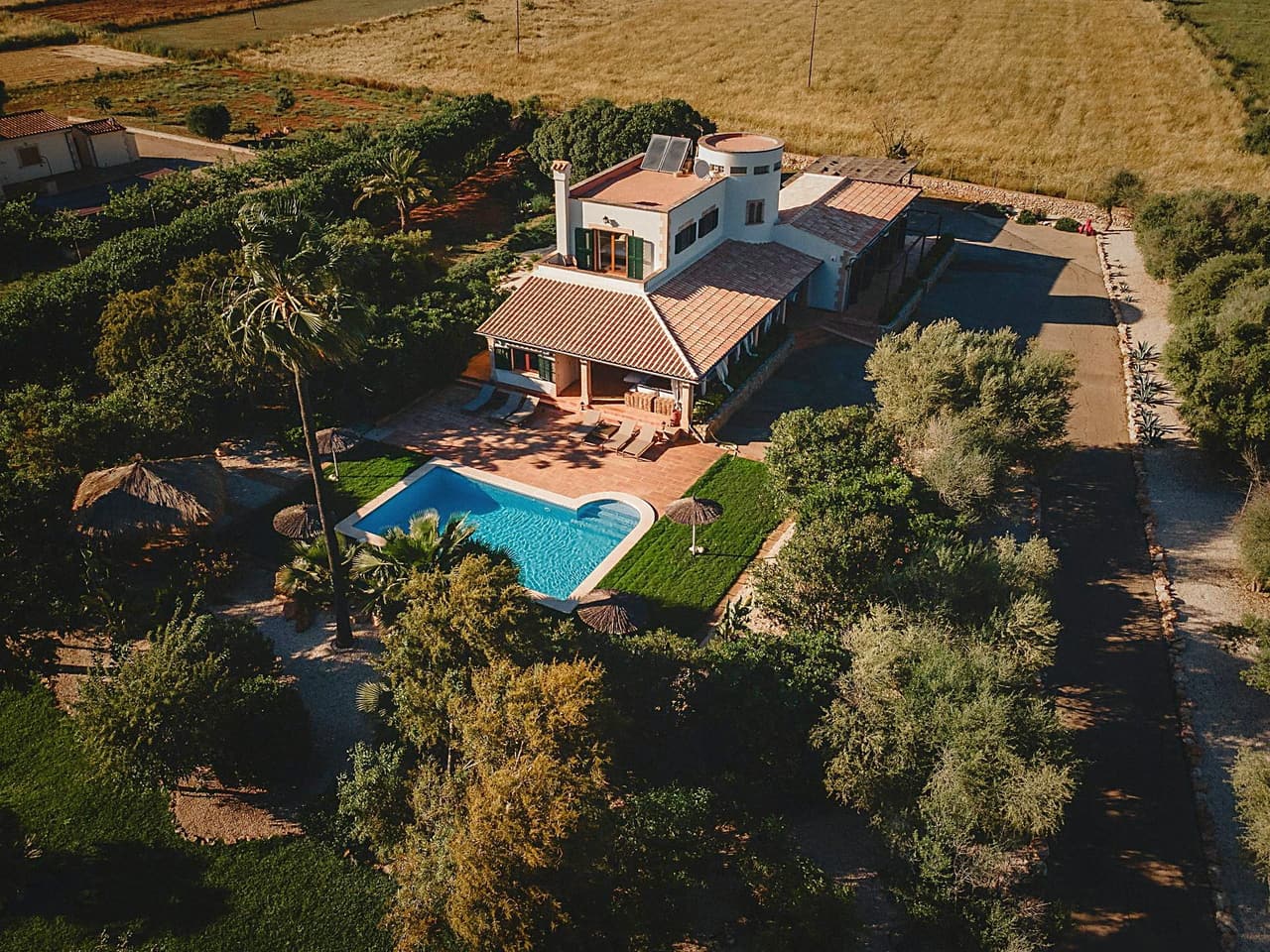Finca mit Turm und Pool aus der Luft