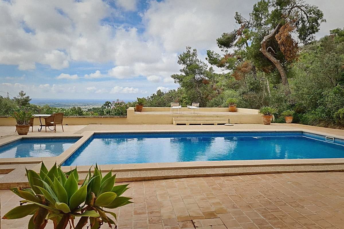 Pool der Finca mit Blick ins Gruene