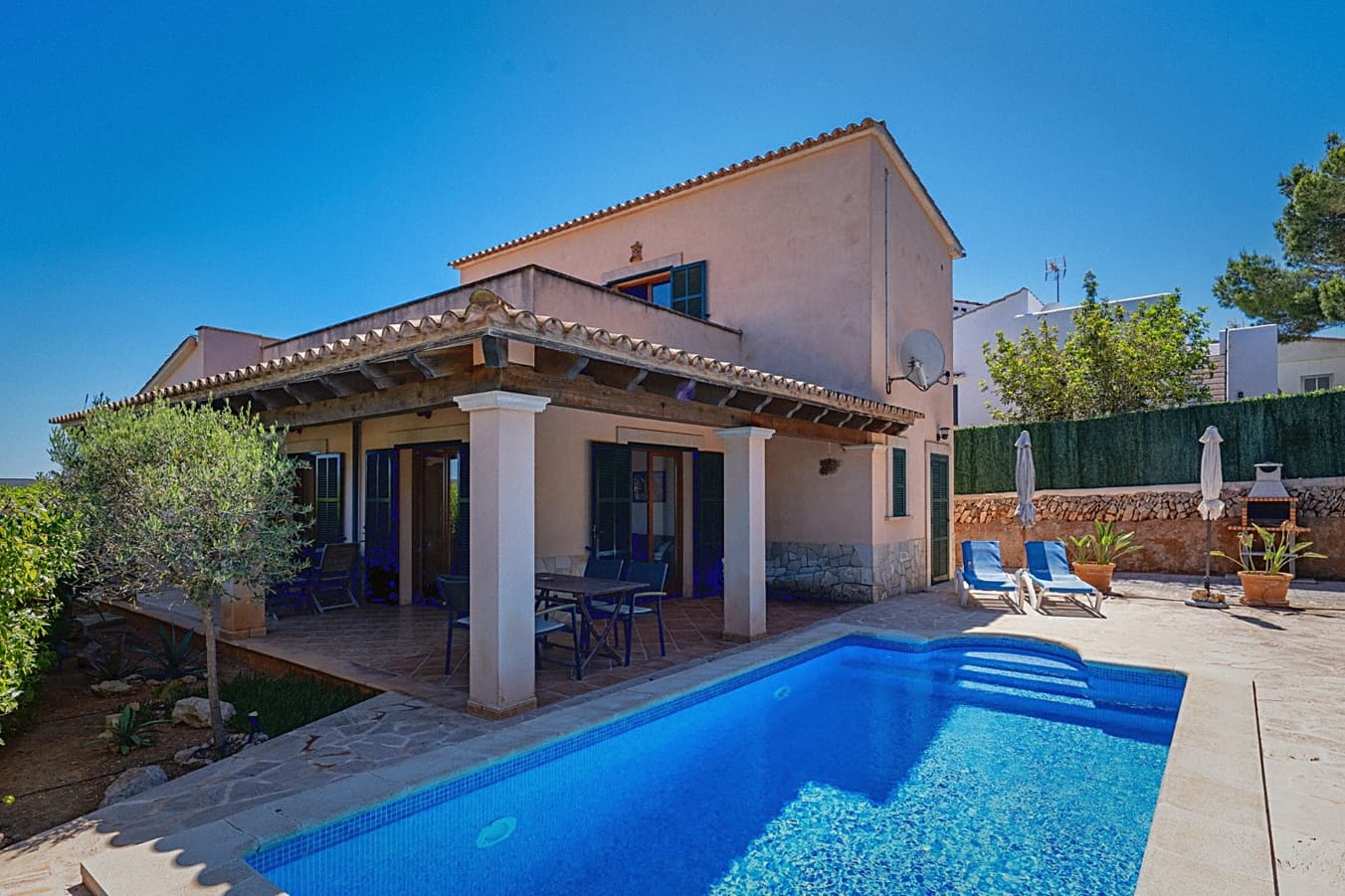 Pool und überdachte Terrasse vor der Villa