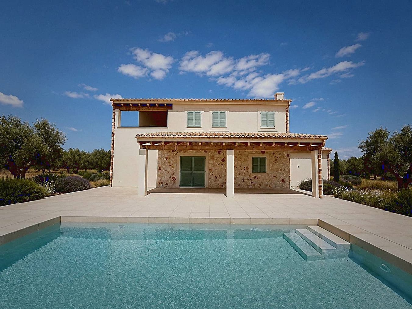 Finca mit Pool und mediterraner Fassade