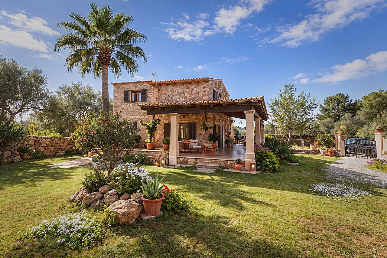 Authentische Finca mit Potenzial und herrlichem Garten in ruhiger Lage in Cala Llombards