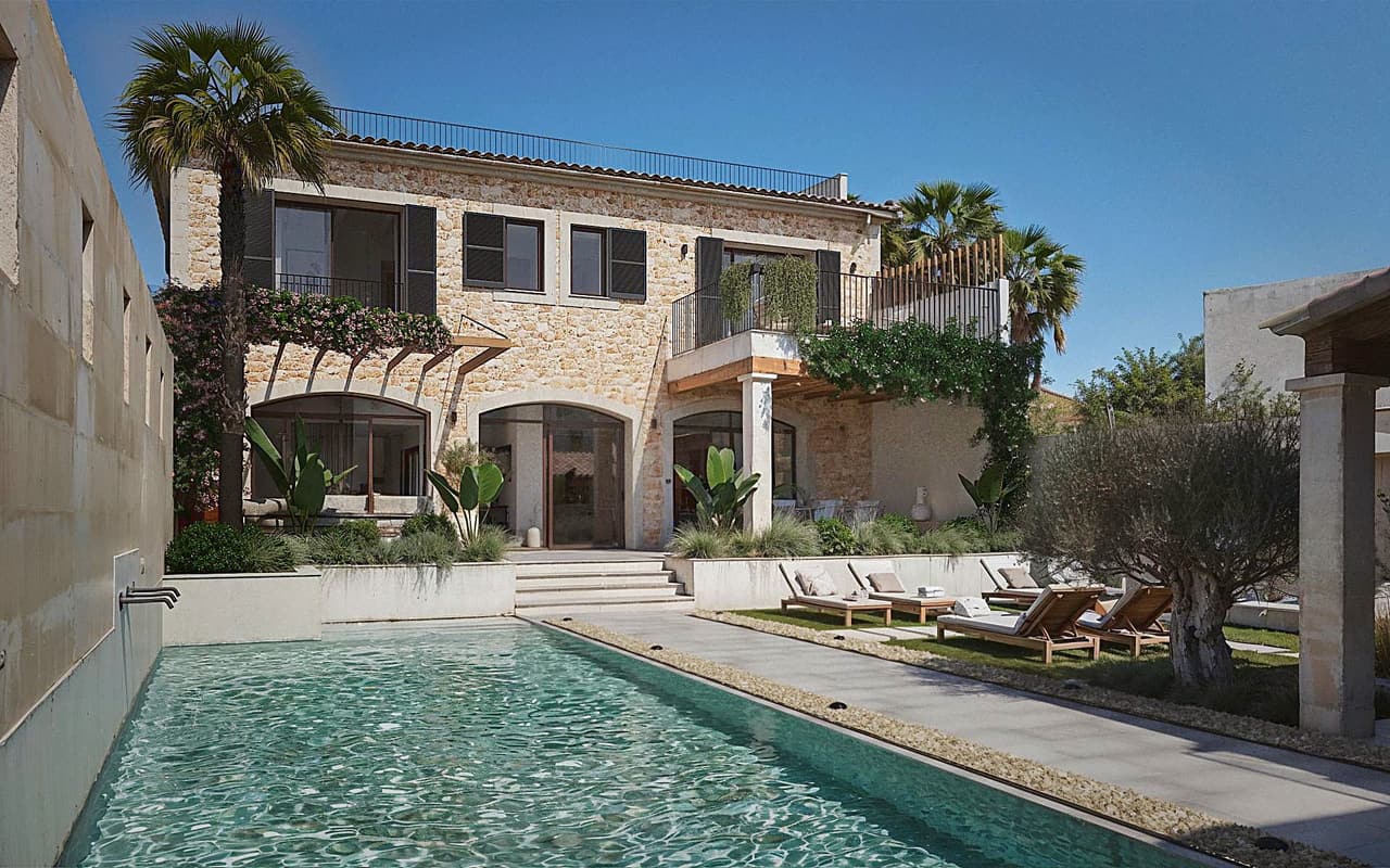 Pool mit mediterraner Steinfassade und Garten
