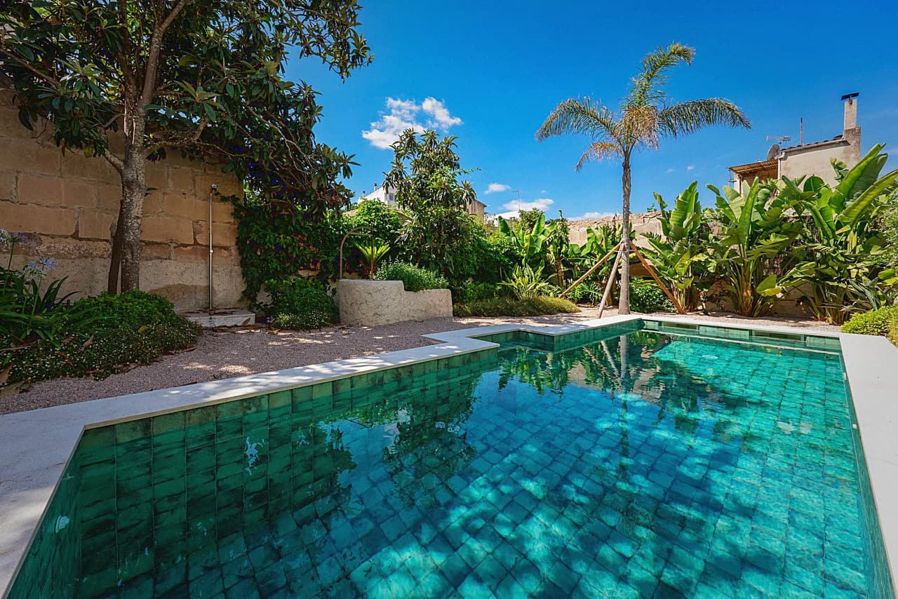 Pool mit Natursteinrand und Gartenanlage