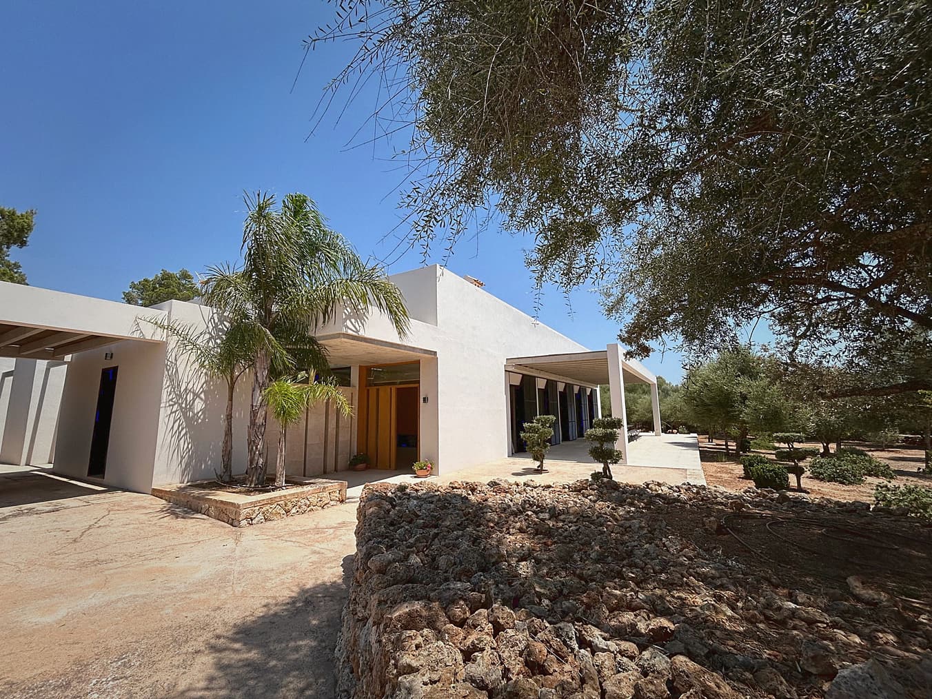 Neubau-Finca in Porreres - Aussendetail mit Bougainvillea