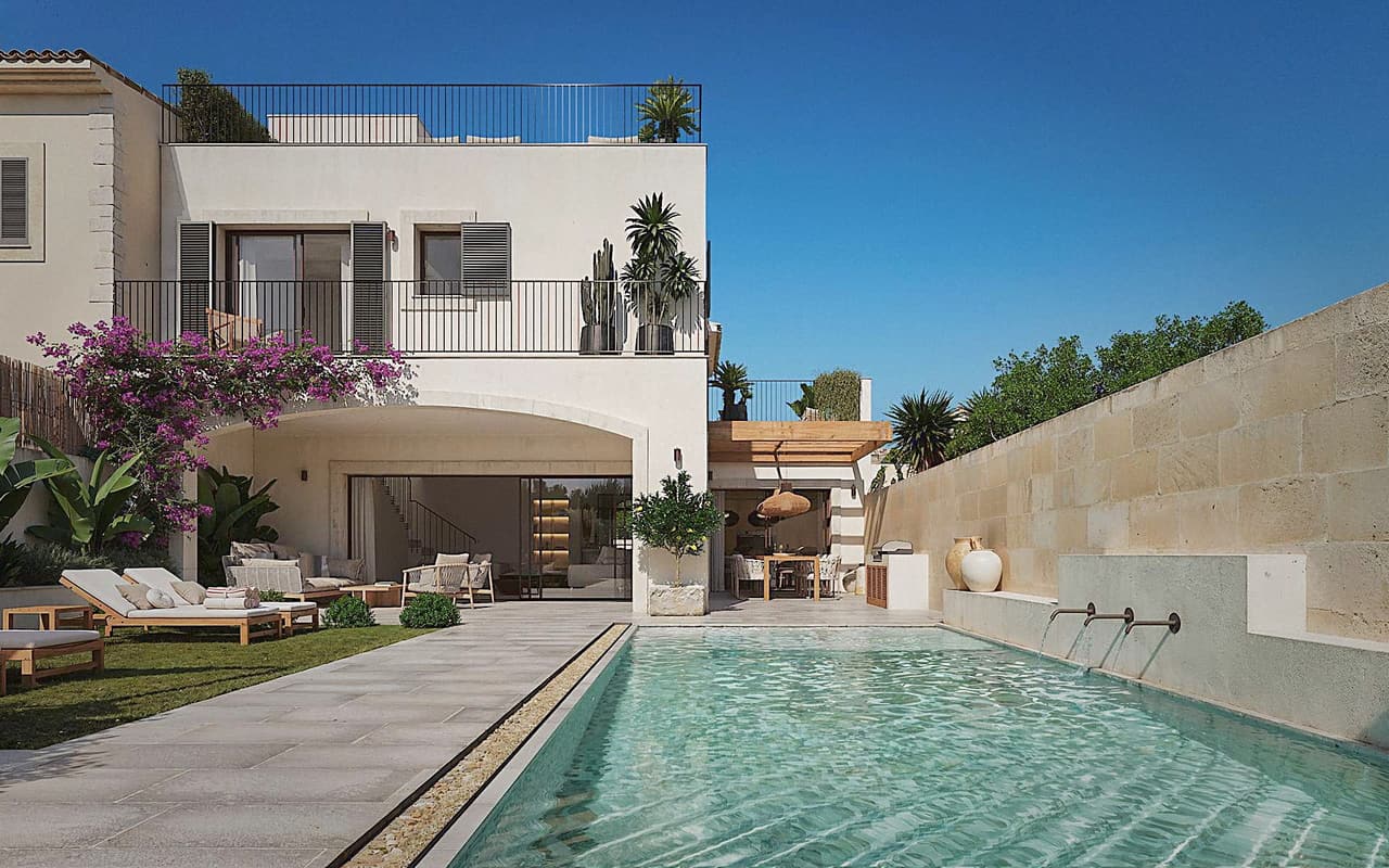 Patio mit Pool und mediterraner Fassade