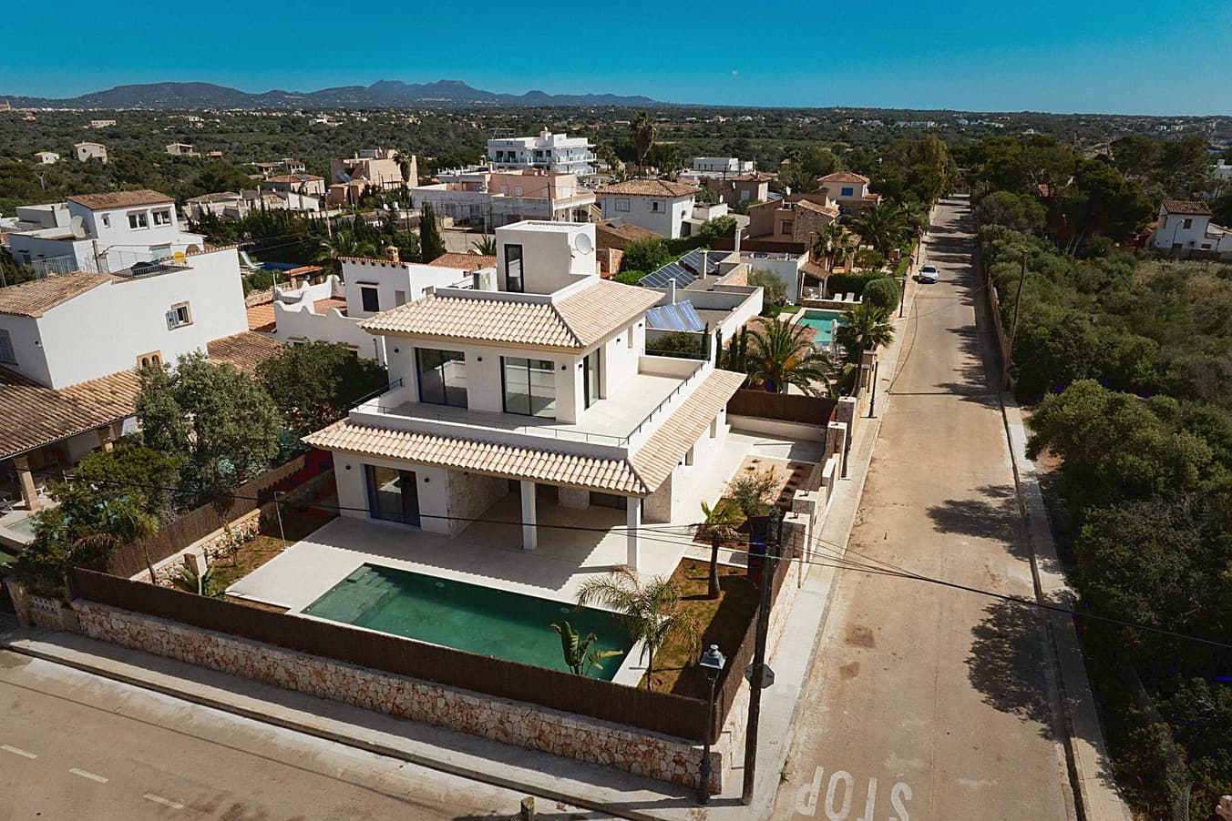 Pool und Garten der Villa
