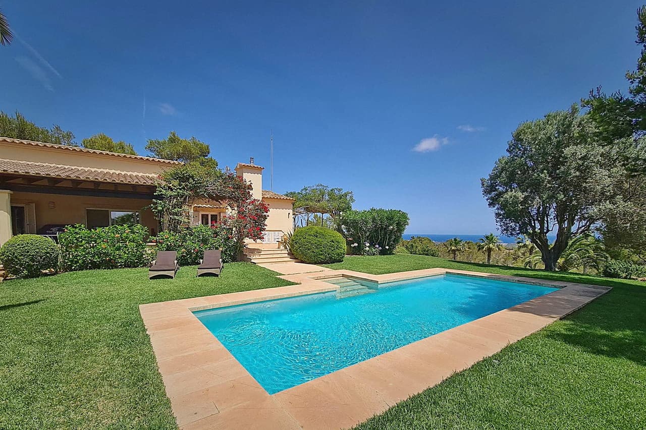 Pool mit Panorama-Meerblick