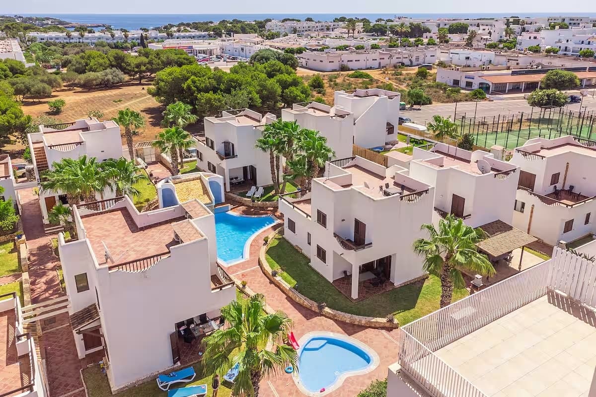 Investment - Vier Chalets in Cala Egos - SL-Verkauf mit bestehendem Ferienvermietungsbetrieb